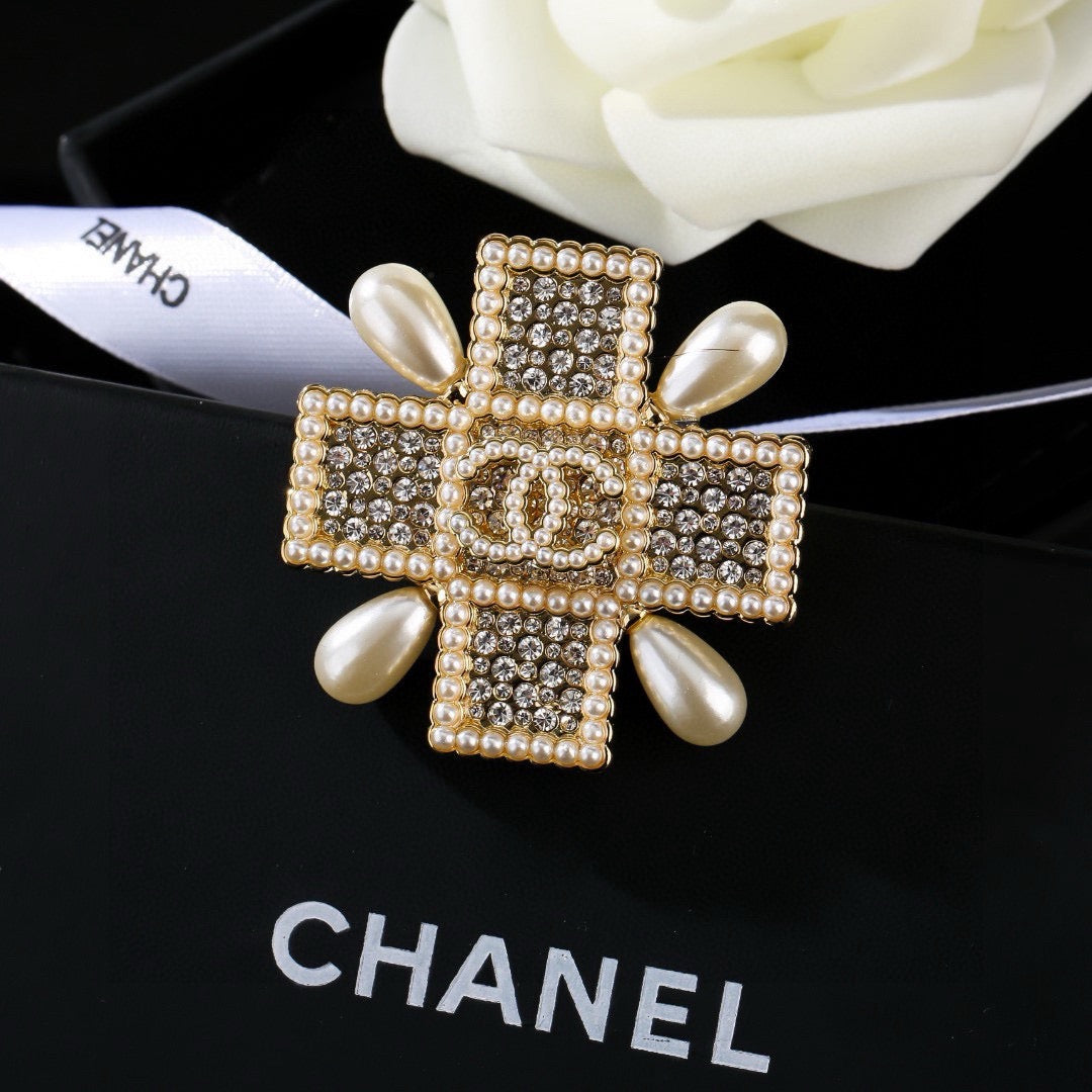 Martin Graham brooch in polished metal-tone – main product view