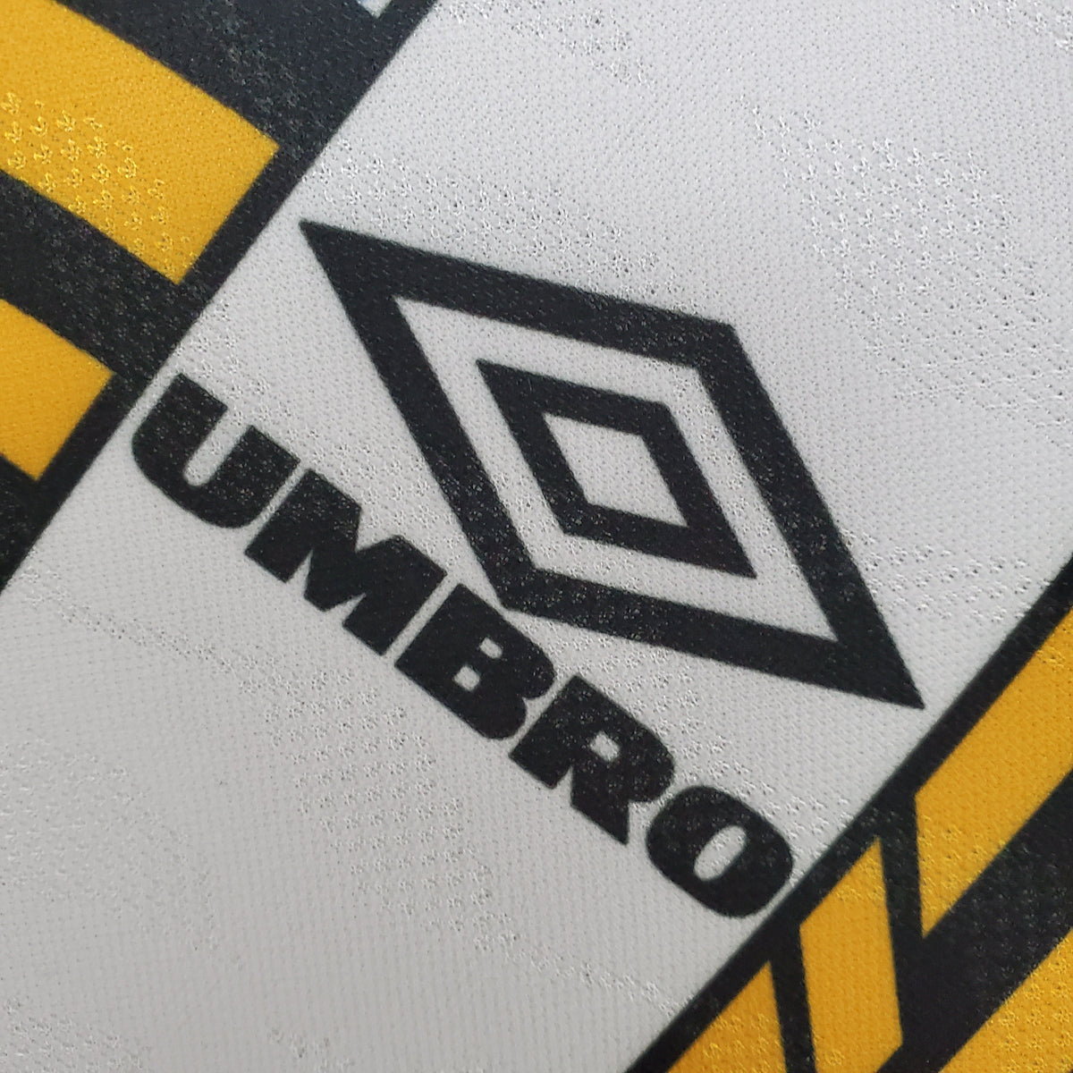 Inter Milan 1996-97 Away Retro Jersey – Umbro White Geometric Pirelli Zanetti Zamorano Djorkaeff Serie A Football Shirt