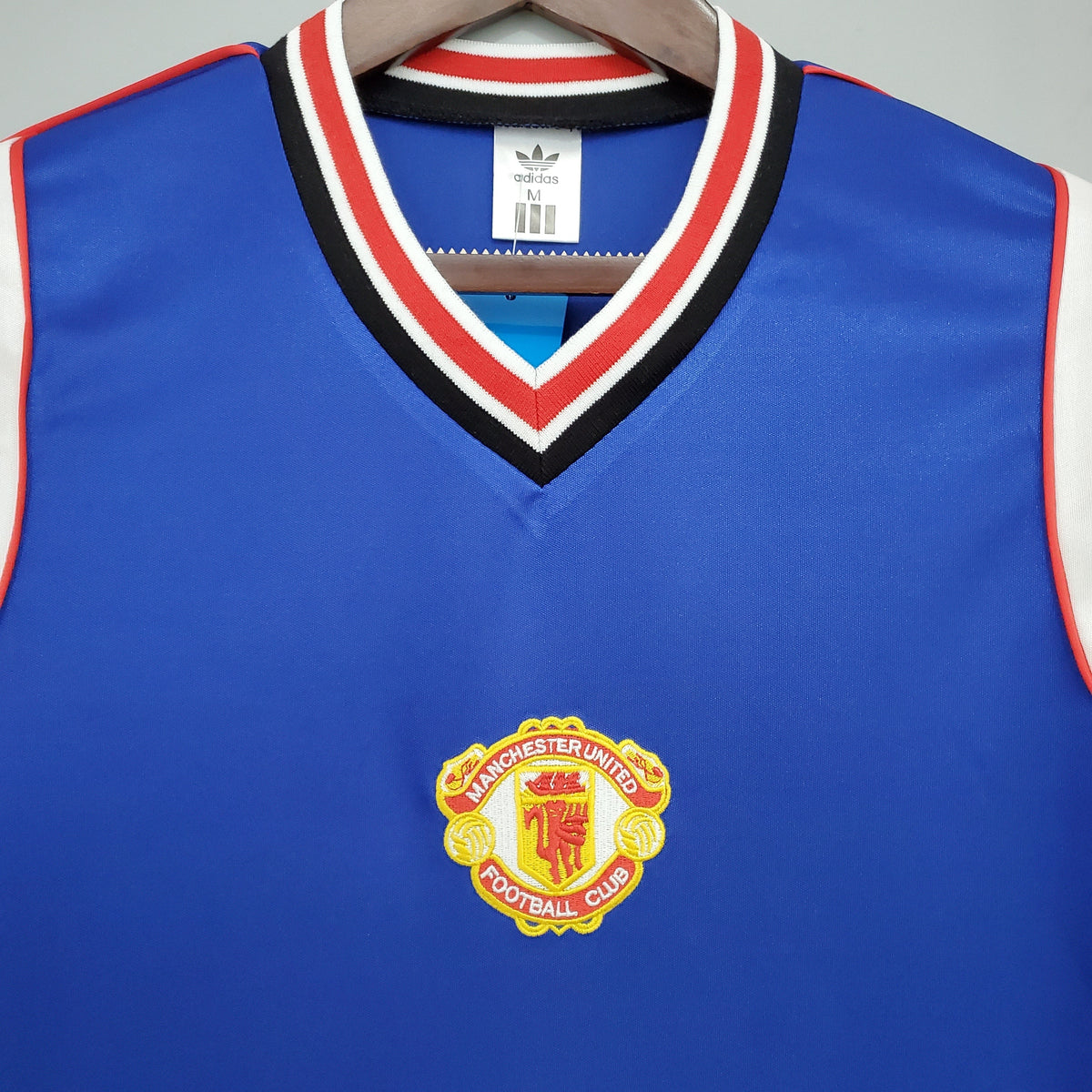 Manchester United 1985-86 Away Retro Jersey – Adidas Royal Blue Sharp V-Neck Trefoil Classic 80s Fan Version Football Shirt