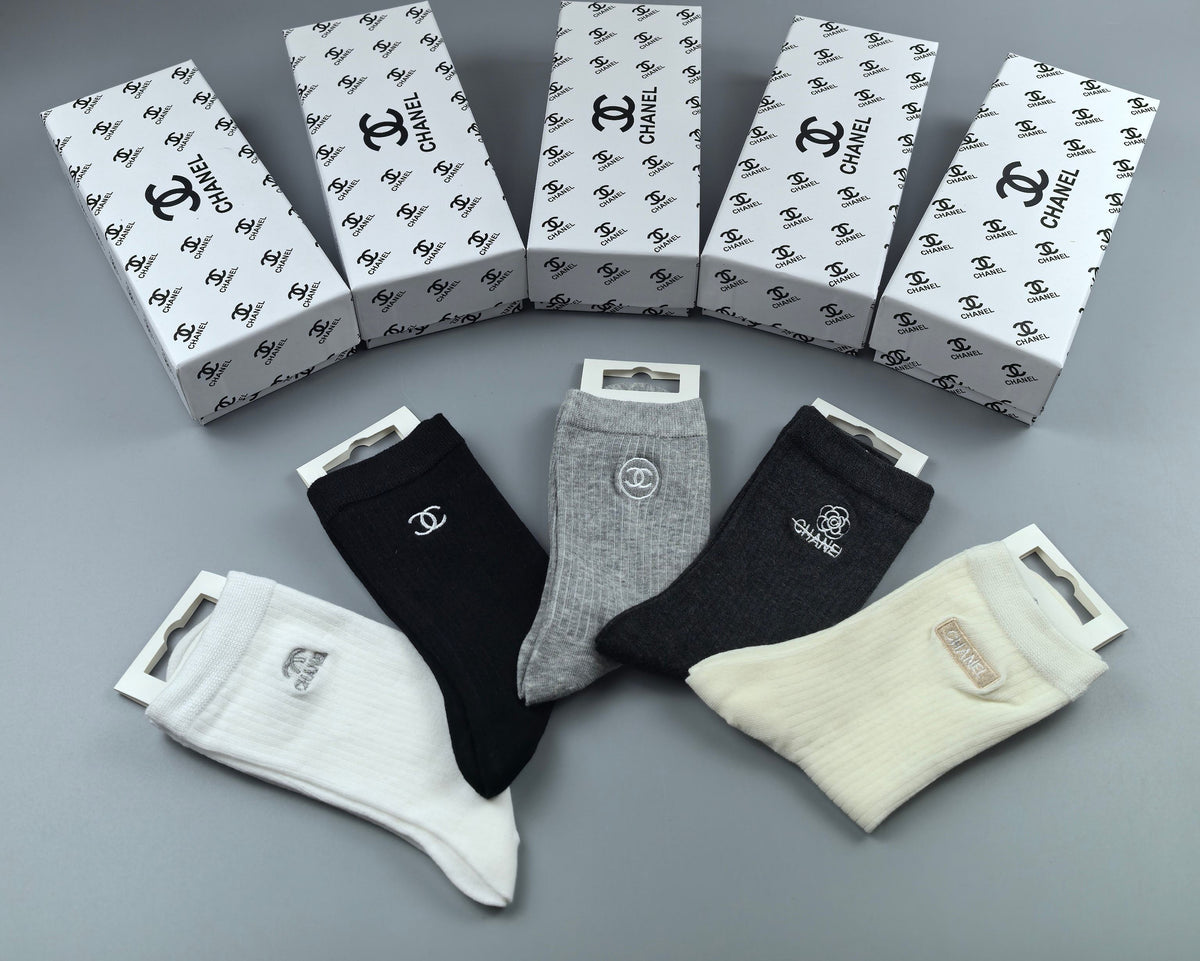 CHANEL Outline Motif Neutral Ankle Socks, gallery image 3