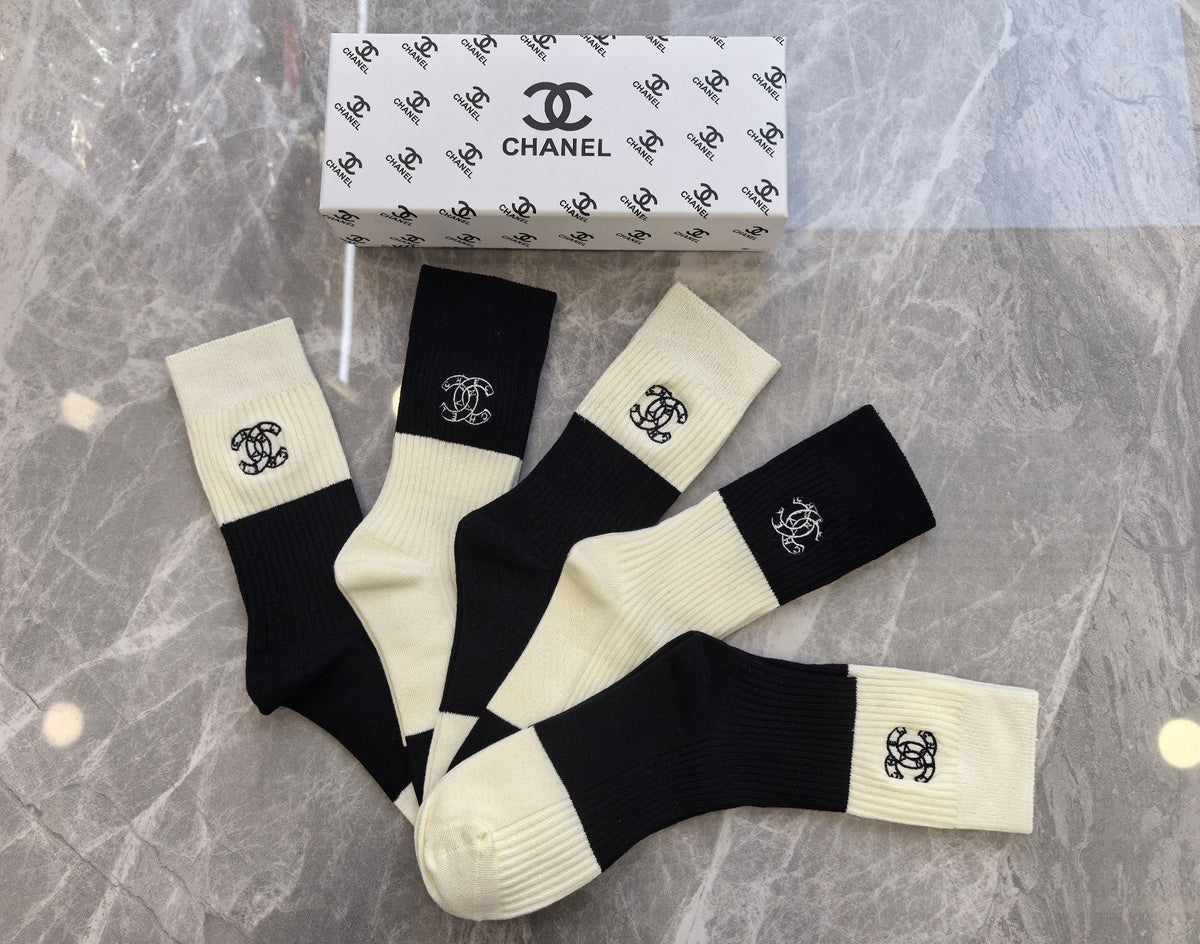 CHANEL Small Round-Motif Ribbed Socks, gallery image 4