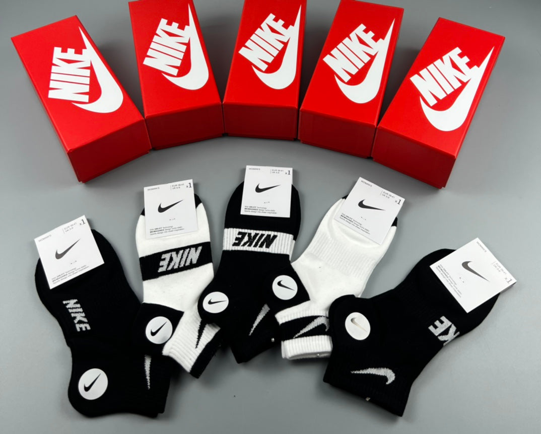 Nike Bold Emblem Monochrome Short Socks, gallery image 2