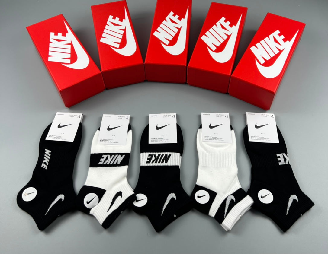 Nike Bold Emblem Monochrome Short Socks, gallery image 1
