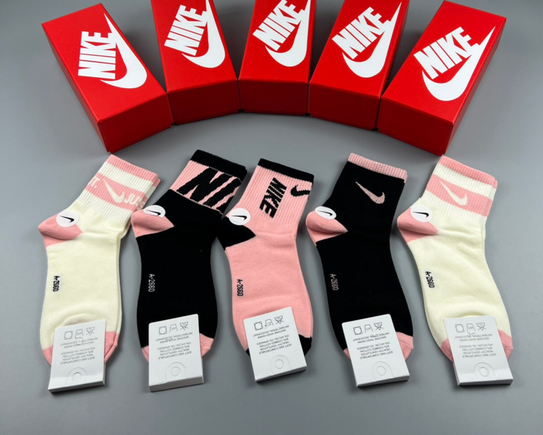 Nike Pink Accent Graphic Ankle Socks, gallery image 4