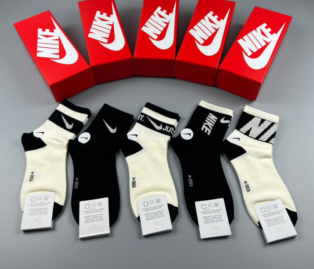 Nike Bold Lettered Short Socks, gallery image 4