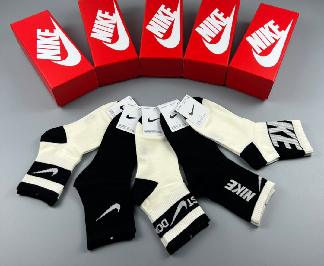 Nike Bold Lettered Short Socks, gallery image 3