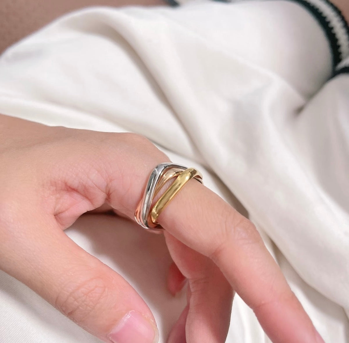 Martin Graham ring in polished metal-tone – side detail
