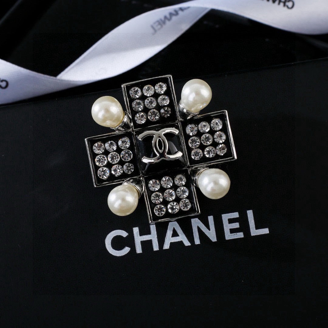 Martin Graham brooch in polished metal-tone – main product view