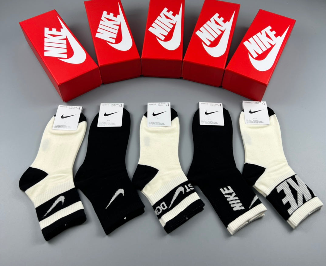 Nike Cotton Contrast Swoosh And Wordmark Details Ankle Socks