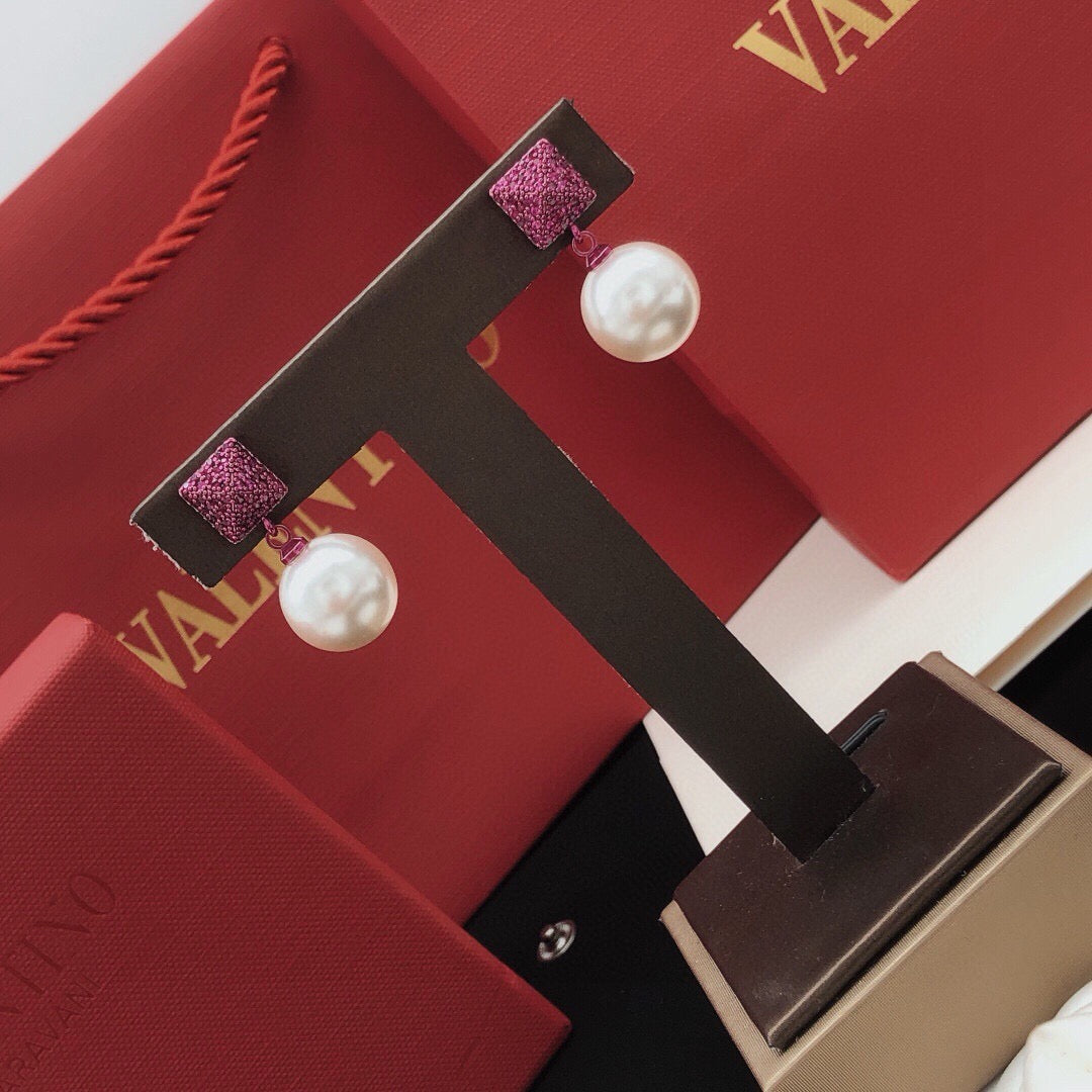Martin Graham stud earrings in polished metal-tone – detail view