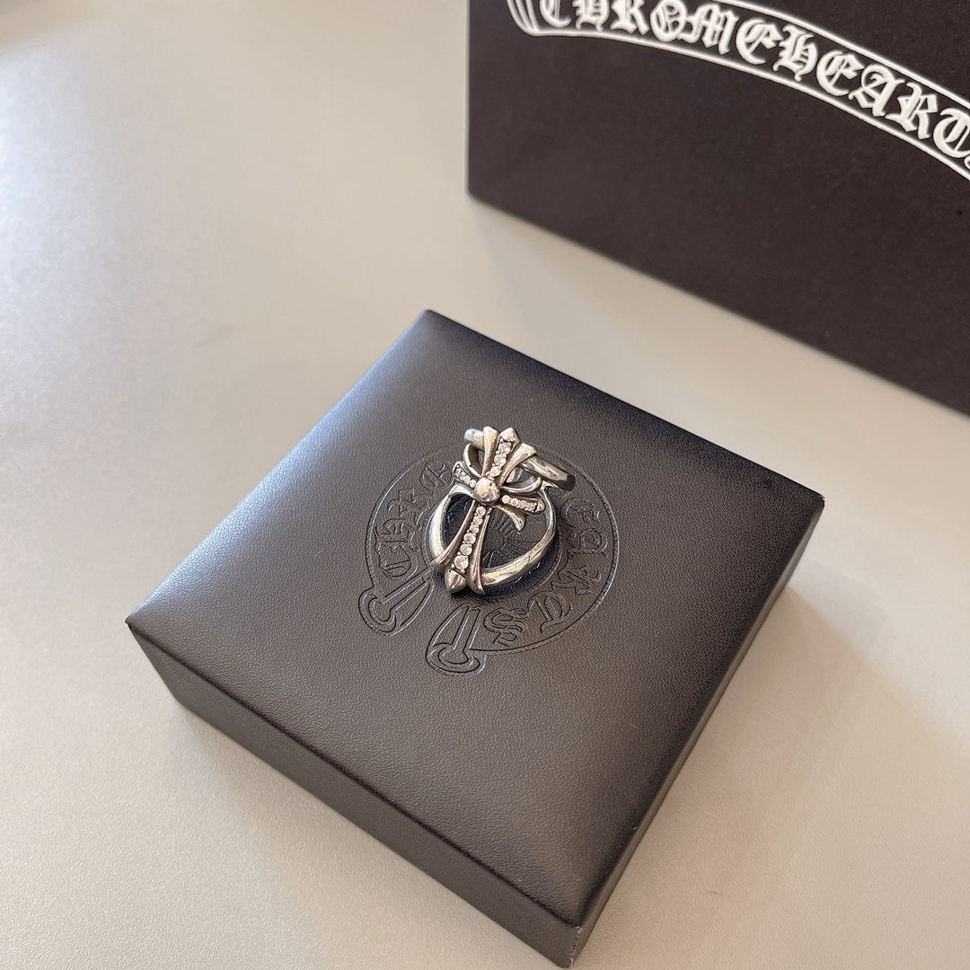 Martin Graham ring in polished metal-tone – detail view