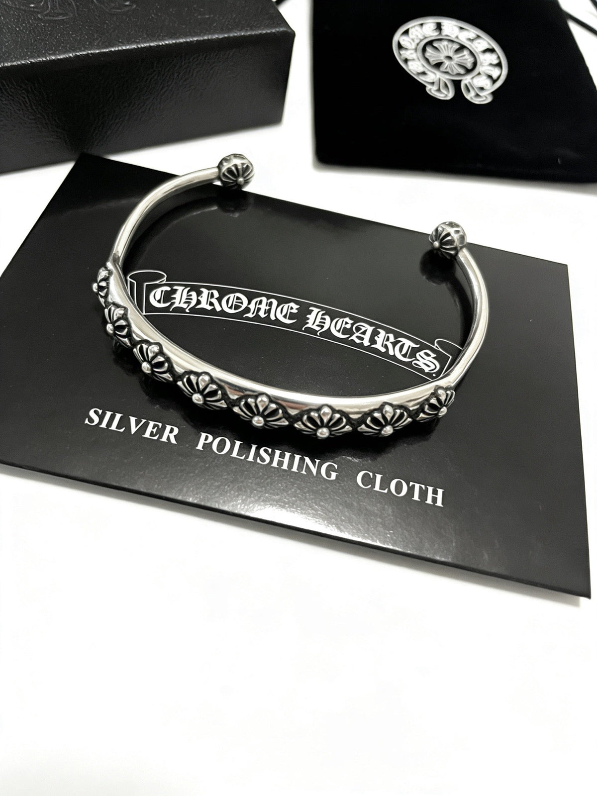 Martin Graham bracelet in polished metal-tone – detail view