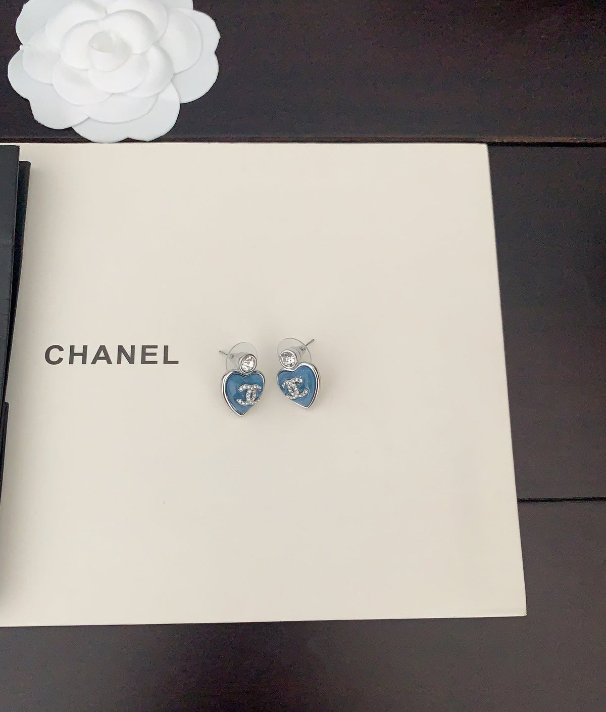 Heart Stud Earrings in Gold-Tone – Heart Detail – Design 003 detail view