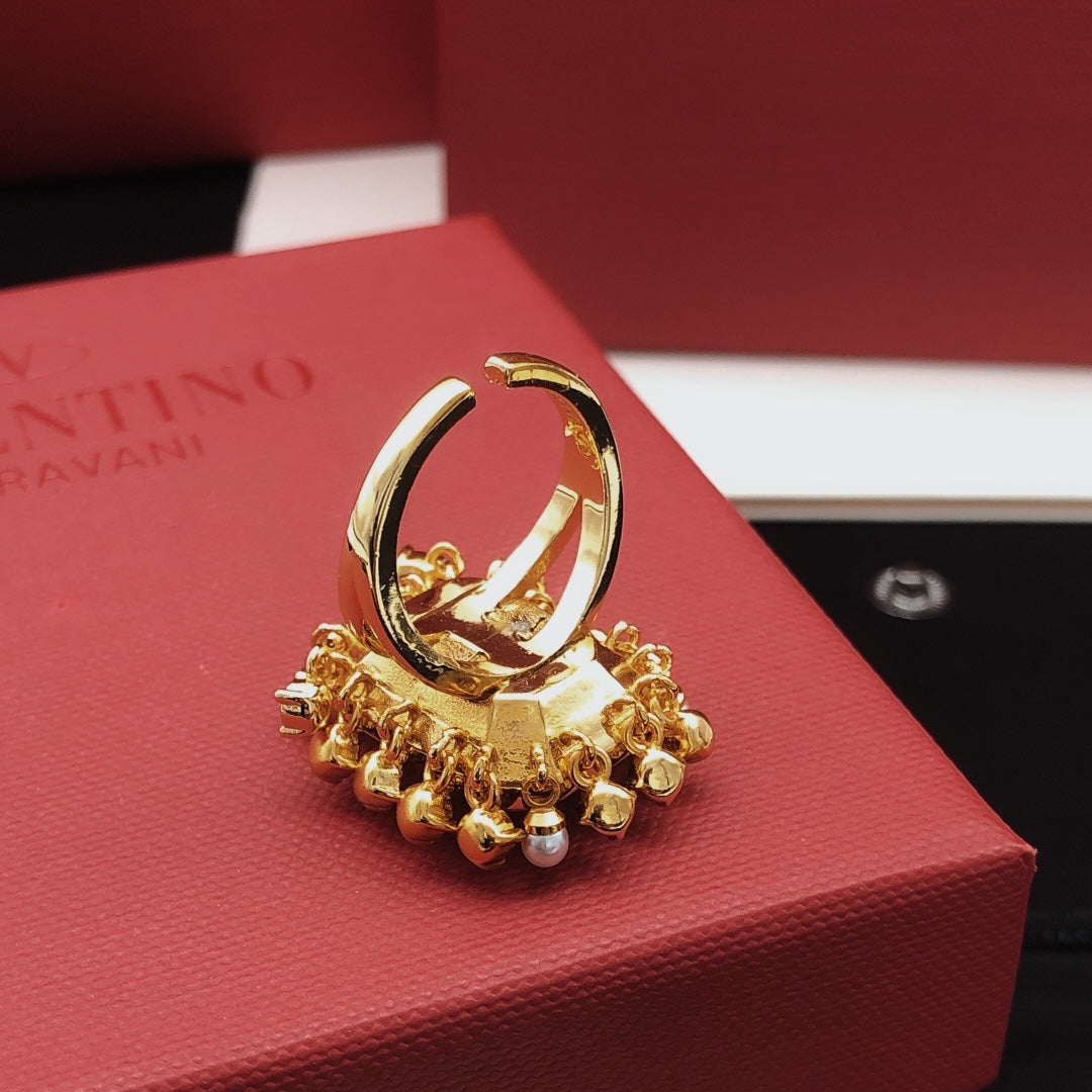 Martin Graham ring in polished metal-tone – detail view