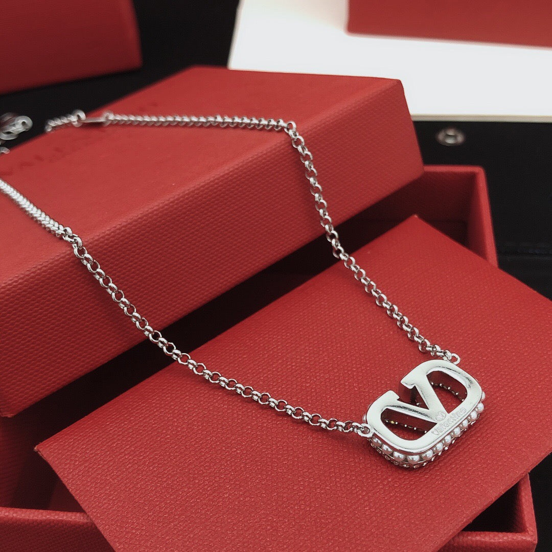 Martin Graham pendant necklace in polished metal-tone – detail view