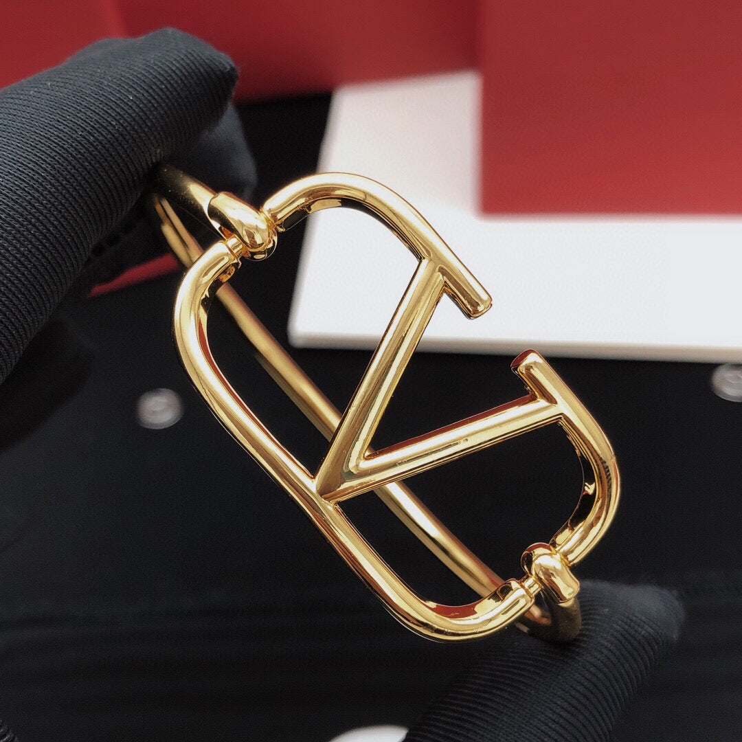 Martin Graham cuff bracelet in polished metal-tone – detail view