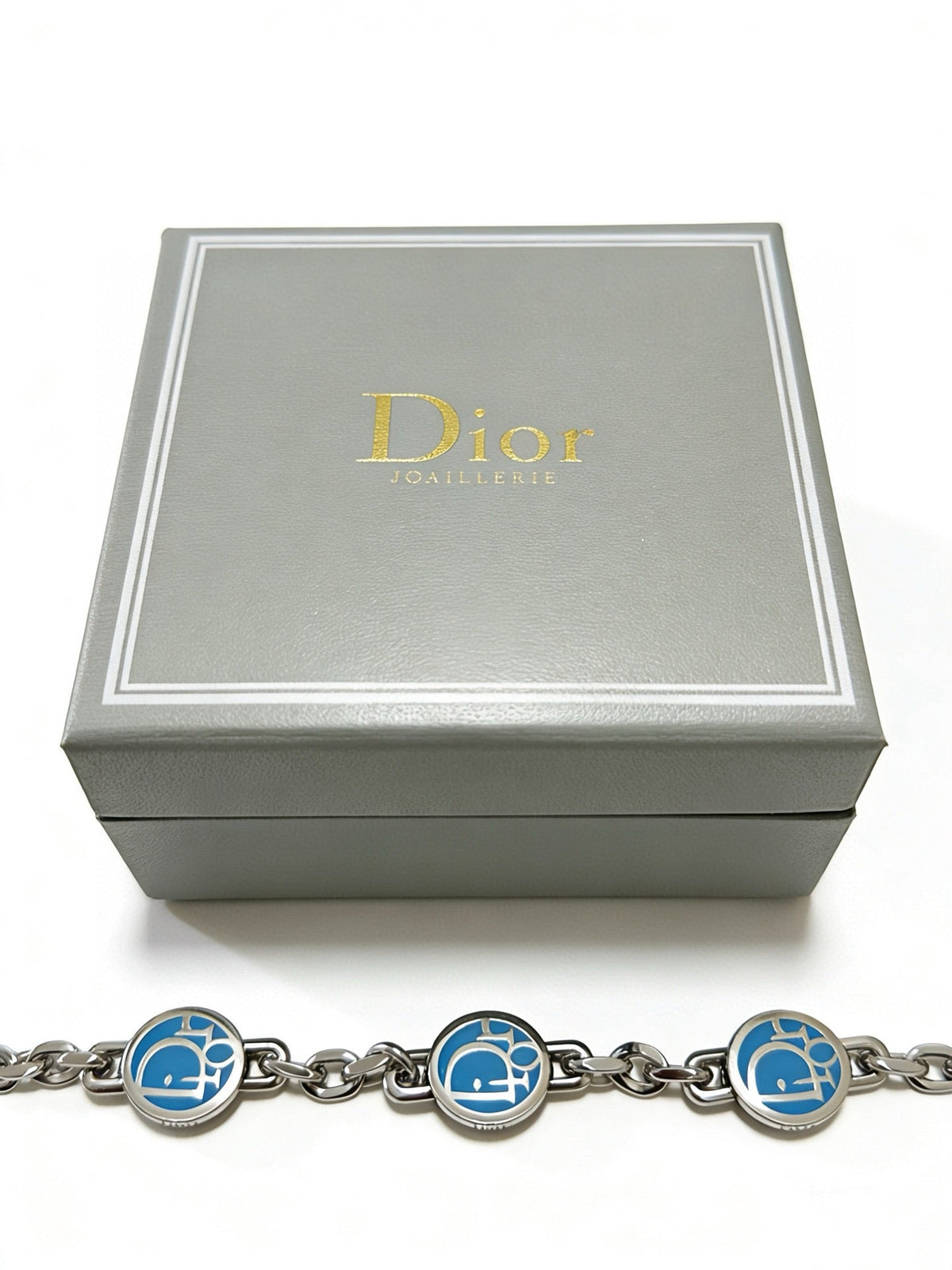 Martin Graham pendant necklace in polished metal-tone – detail view