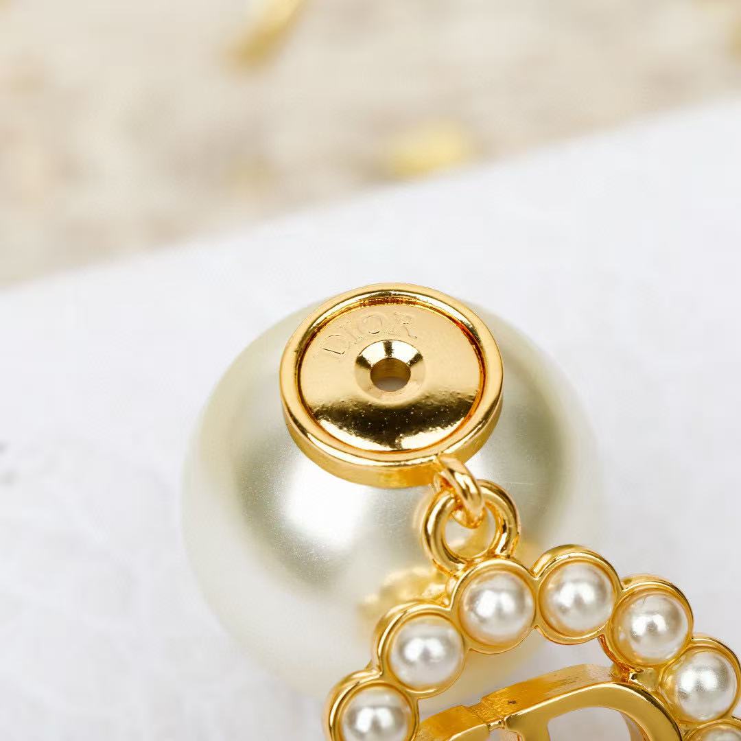 Martin Graham earrings in polished metal-tone – detail view