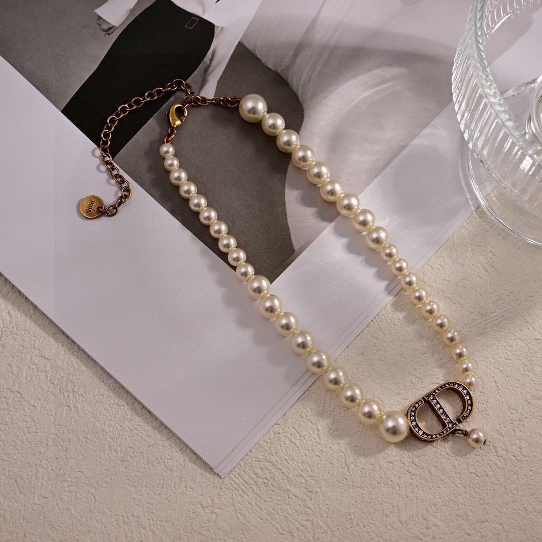 Martin Graham pendant necklace in polished metal-tone – detail view