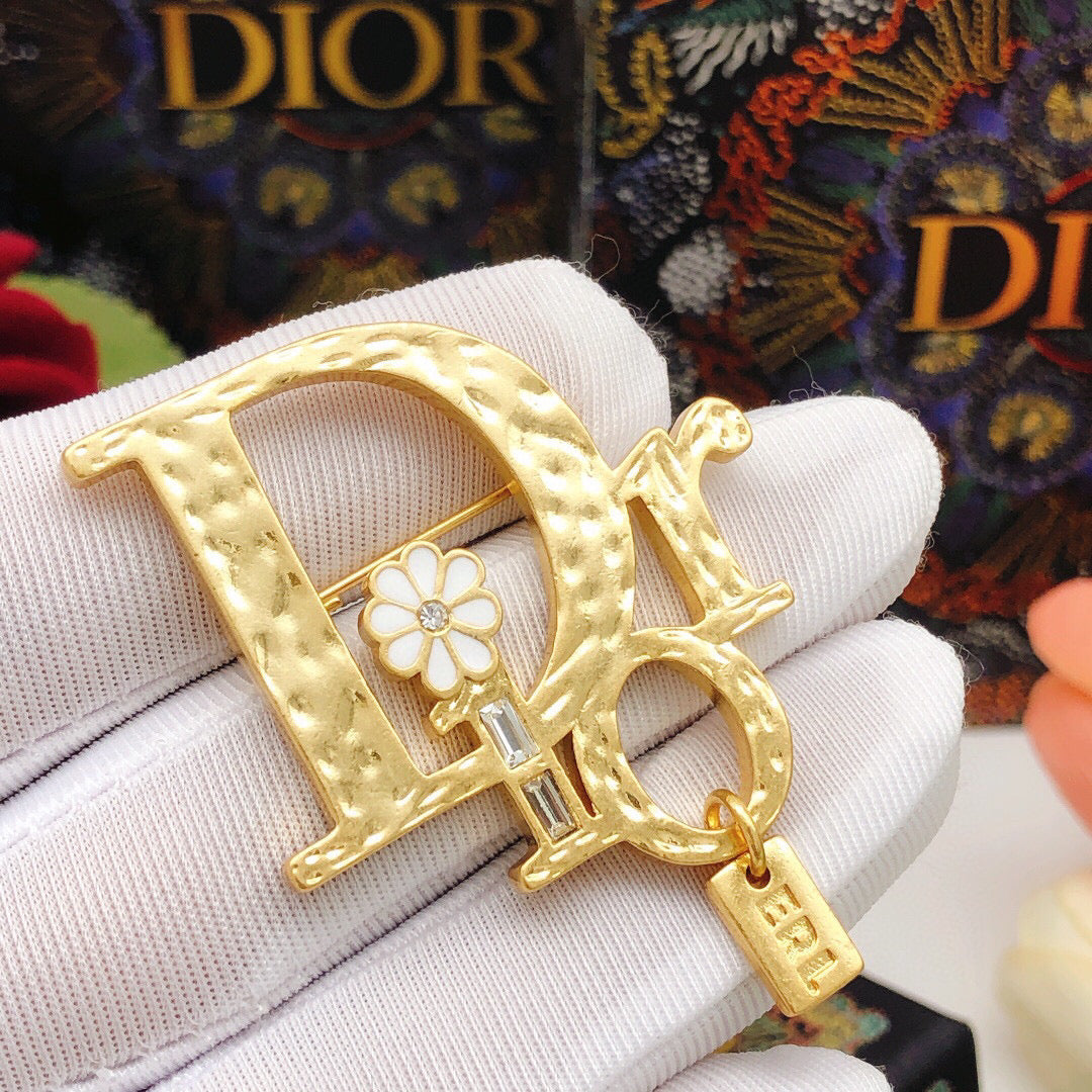 Martin Graham brooch in polished metal-tone – detail view