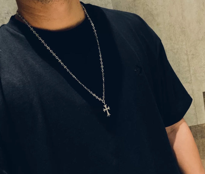 Martin Graham pendant necklace in polished metal-tone – detail view