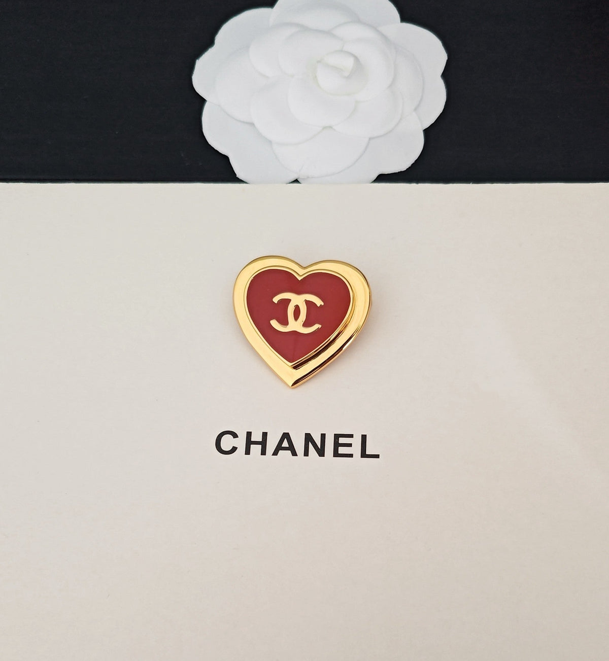 Heart Brooch in Gold-Tone – Heart Detail – Design 002 detail view