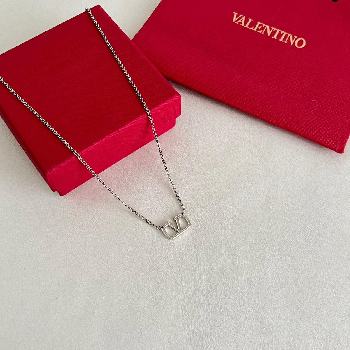 Martin Graham pendant necklace in polished metal-tone – side detail