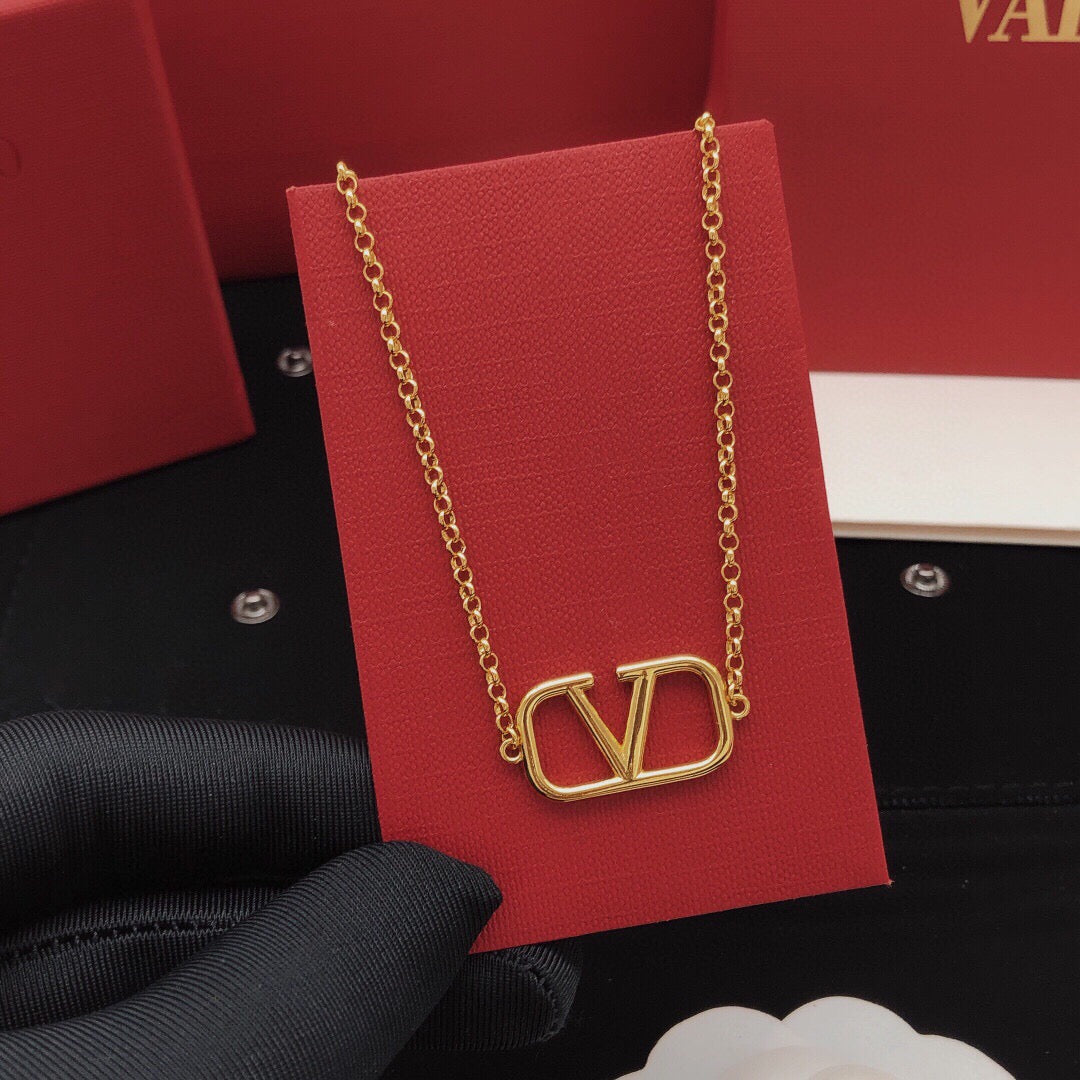 Martin Graham pendant necklace in polished metal-tone – side detail