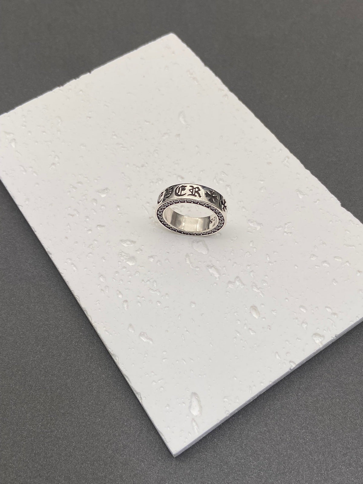 Martin Graham ring in polished metal-tone – side detail