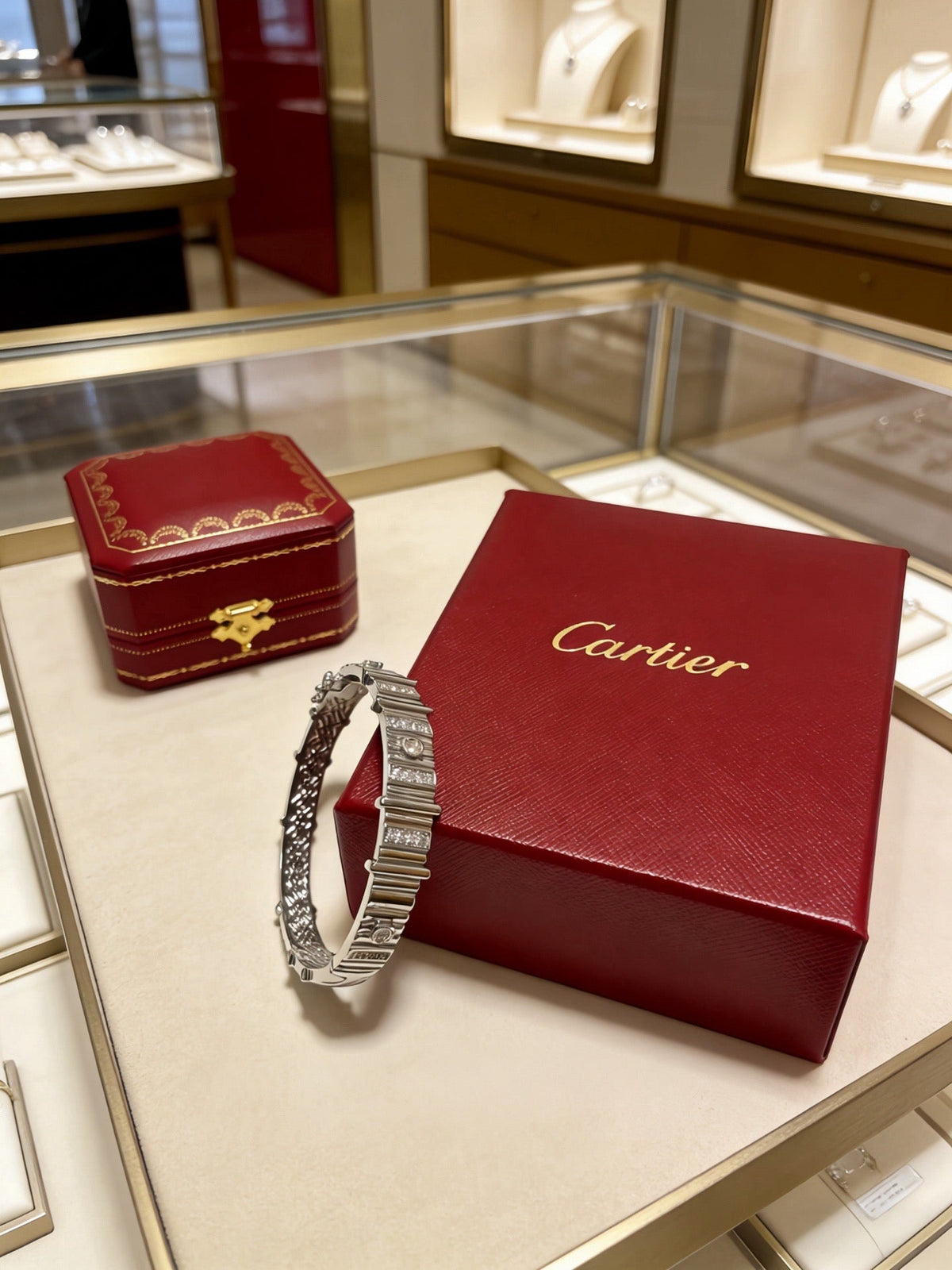 Martin Graham bracelet in polished metal-tone – side detail