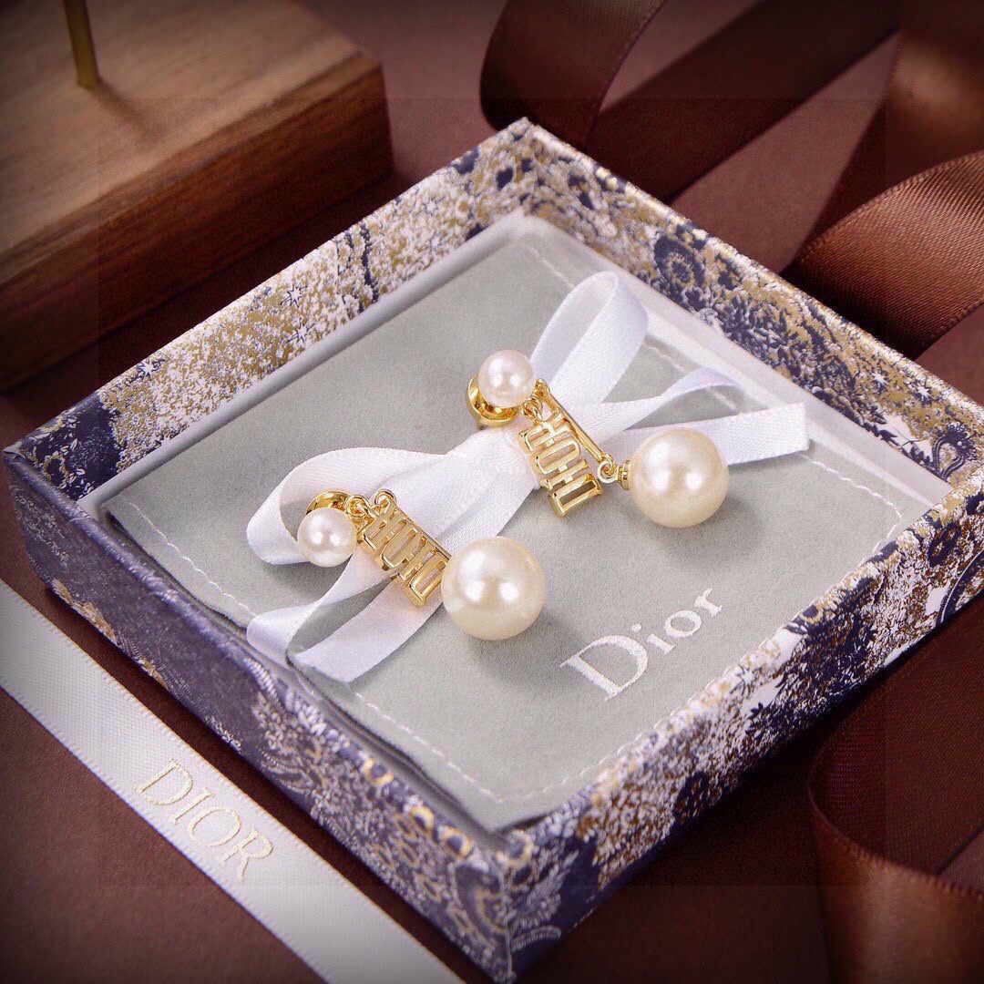 Martin Graham earrings in polished metal-tone – side detail