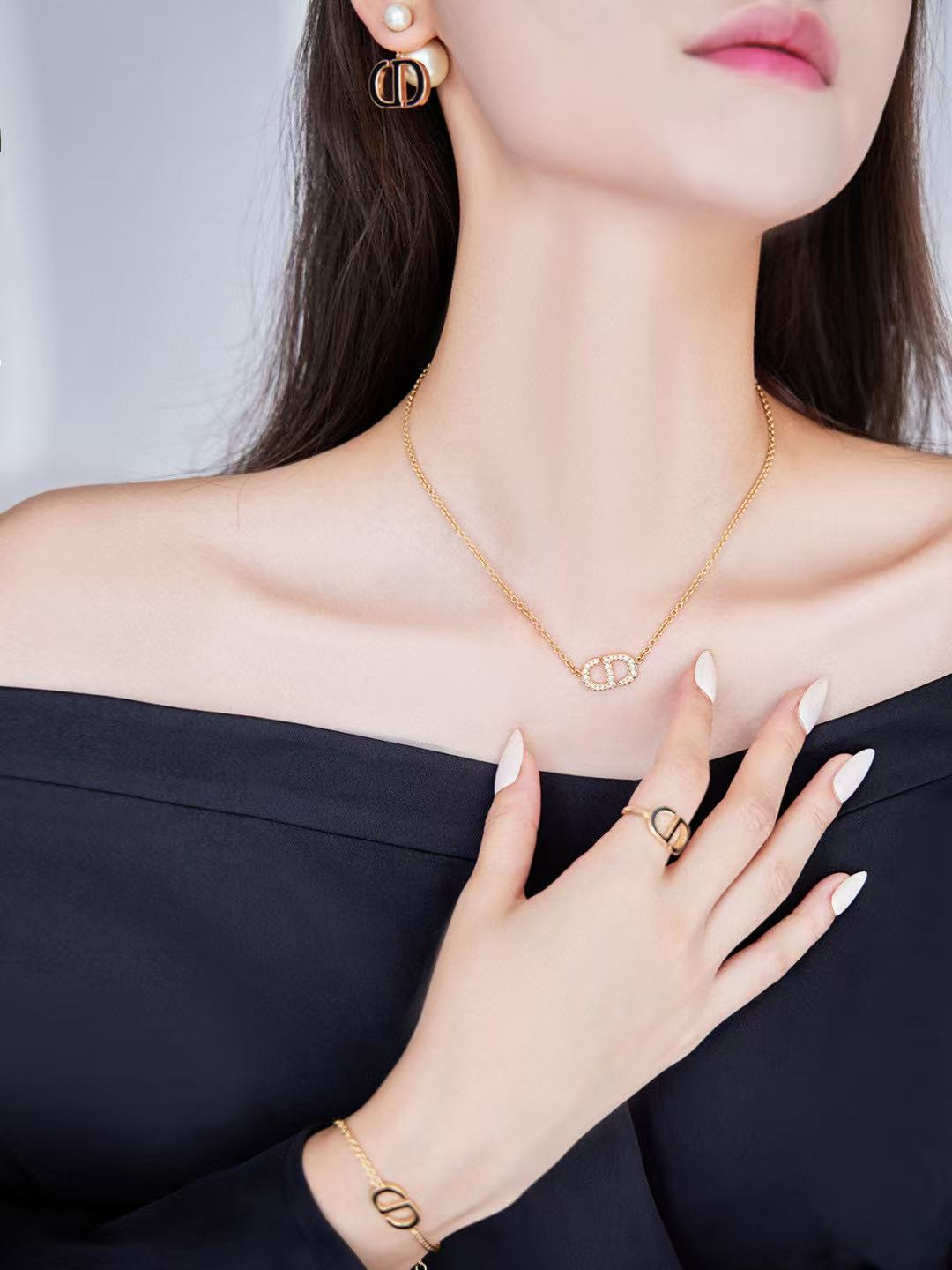 Martin Graham pendant necklace in polished metal-tone – side detail