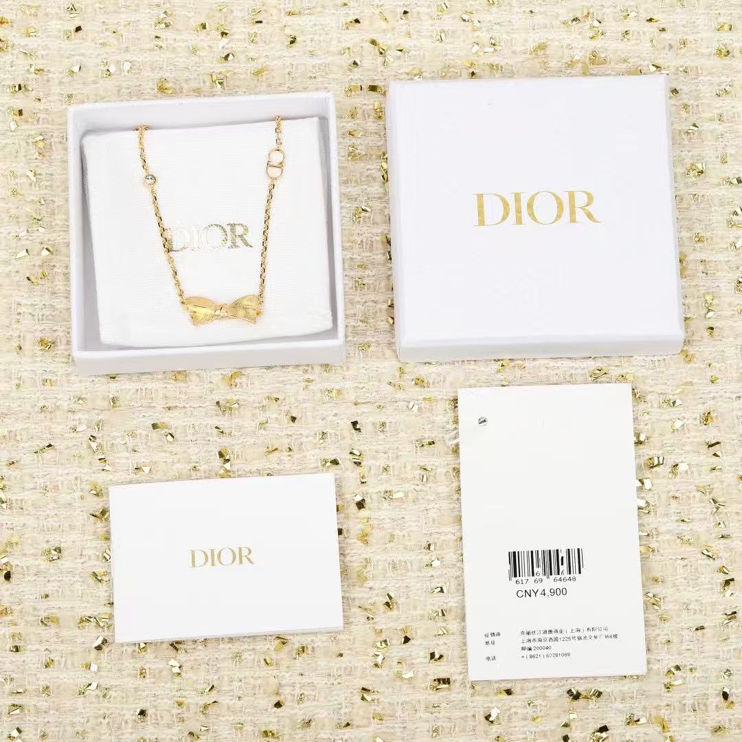 Martin Graham pendant necklace in polished metal-tone – side detail