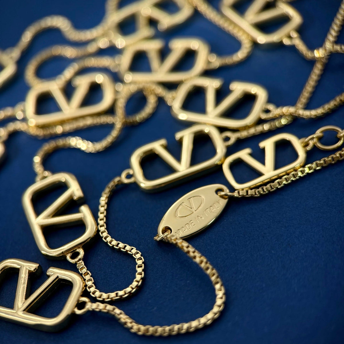 Martin Graham pendant necklace in polished metal-tone – side detail