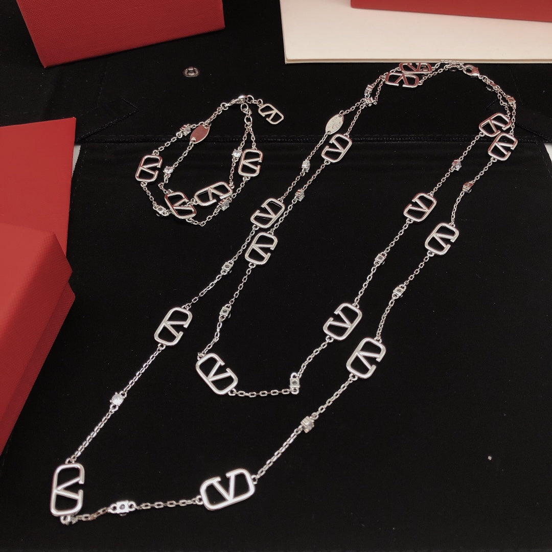 Martin Graham pendant necklace in polished metal-tone – side detail
