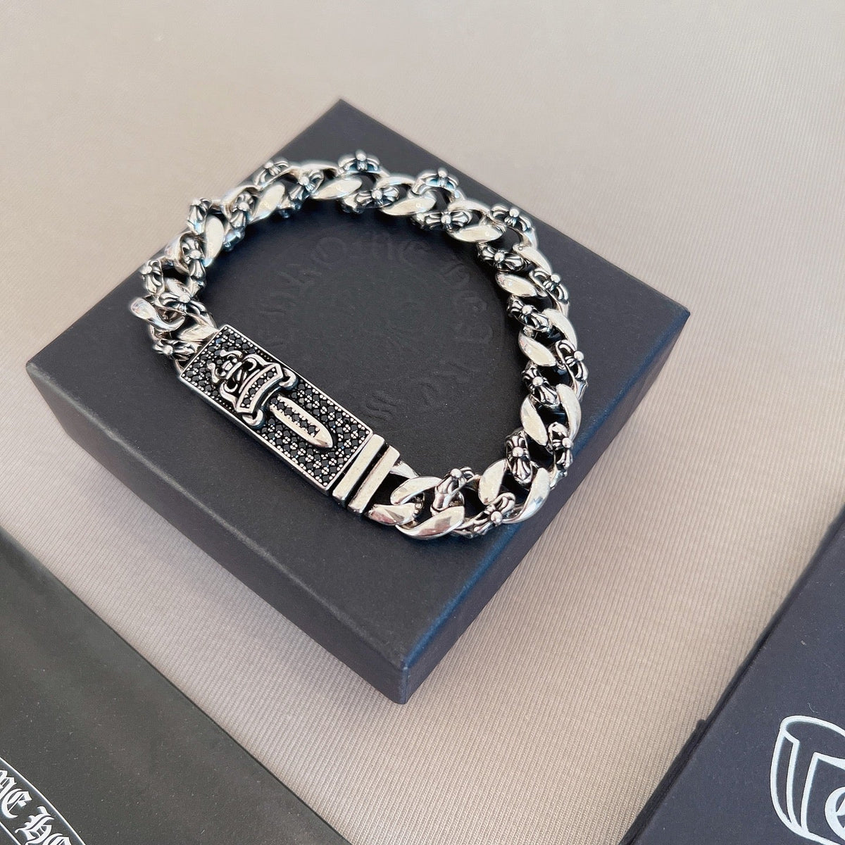Martin Graham bracelet in polished metal-tone – side detail