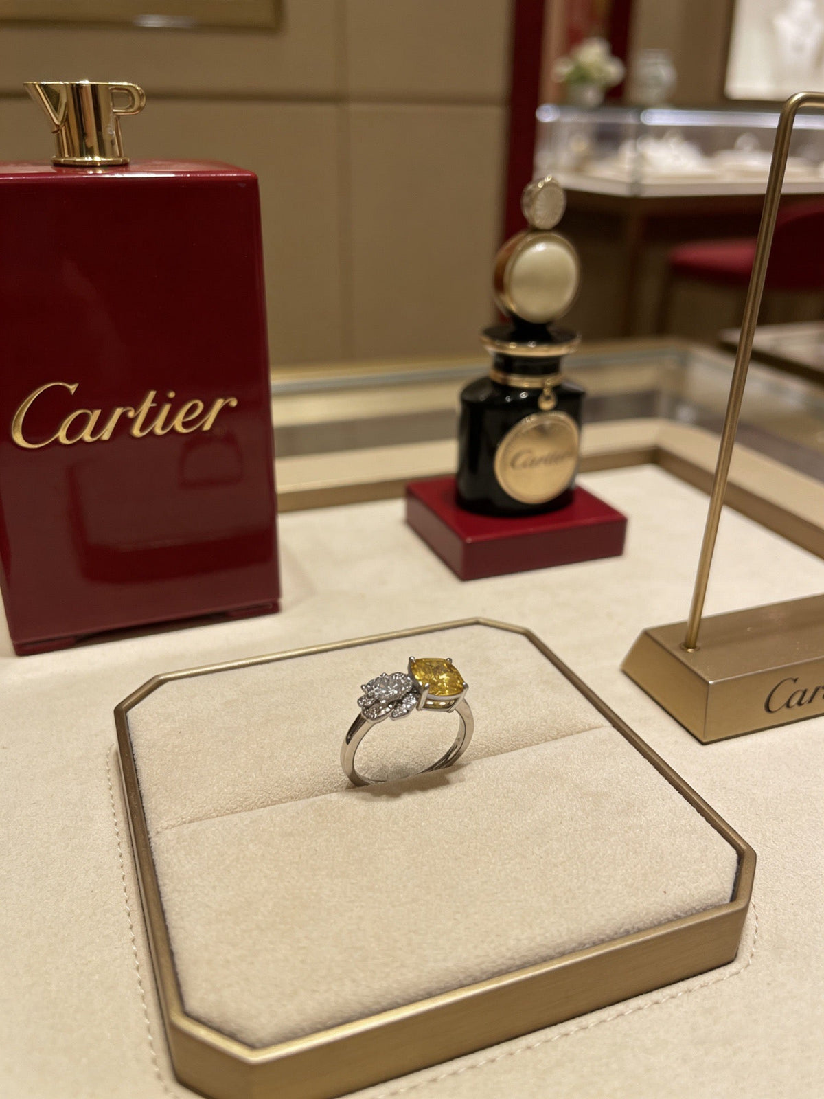Martin Graham ring in polished metal-tone – side detail