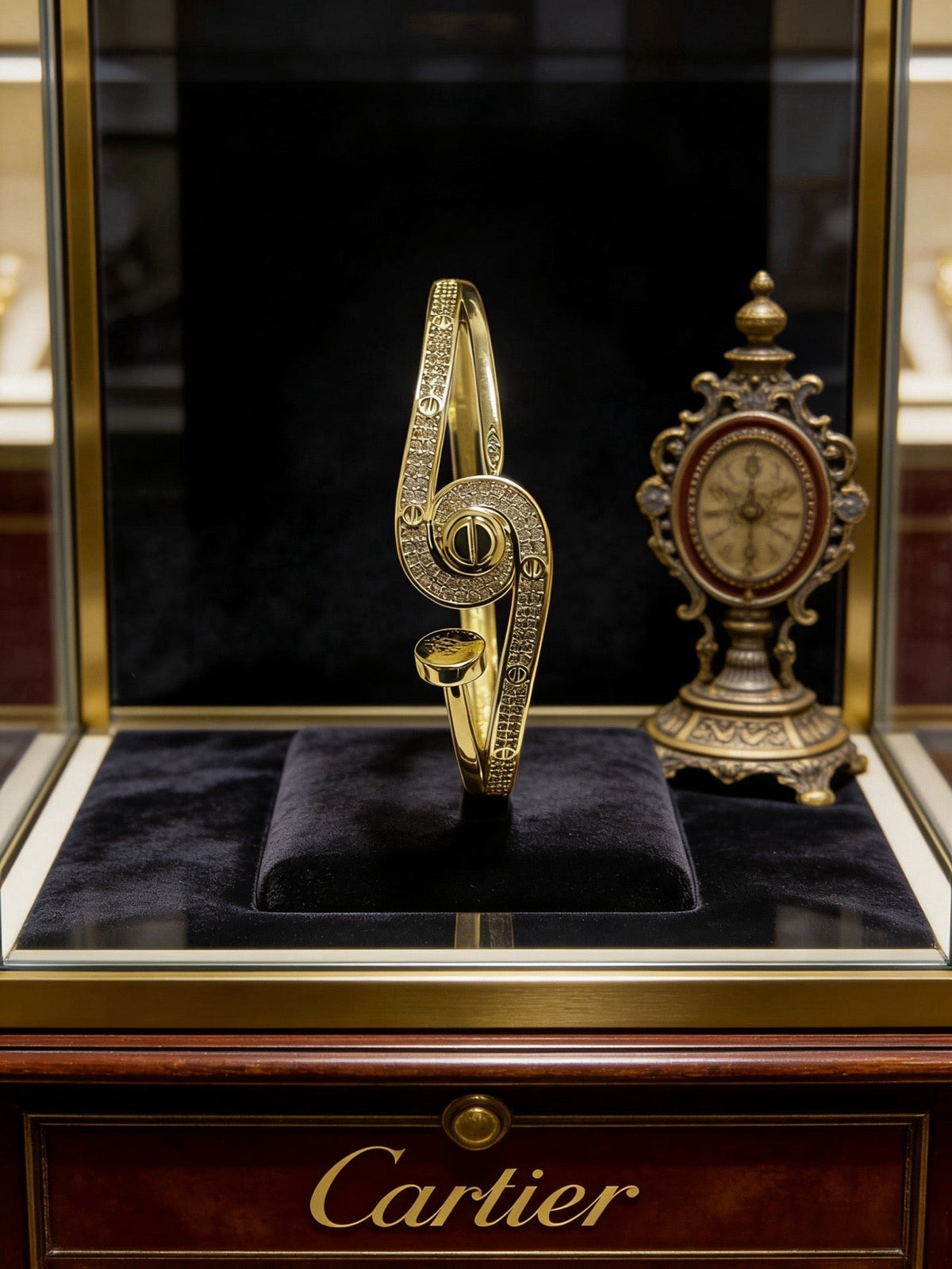 Martin Graham bracelet in polished metal-tone – side detail