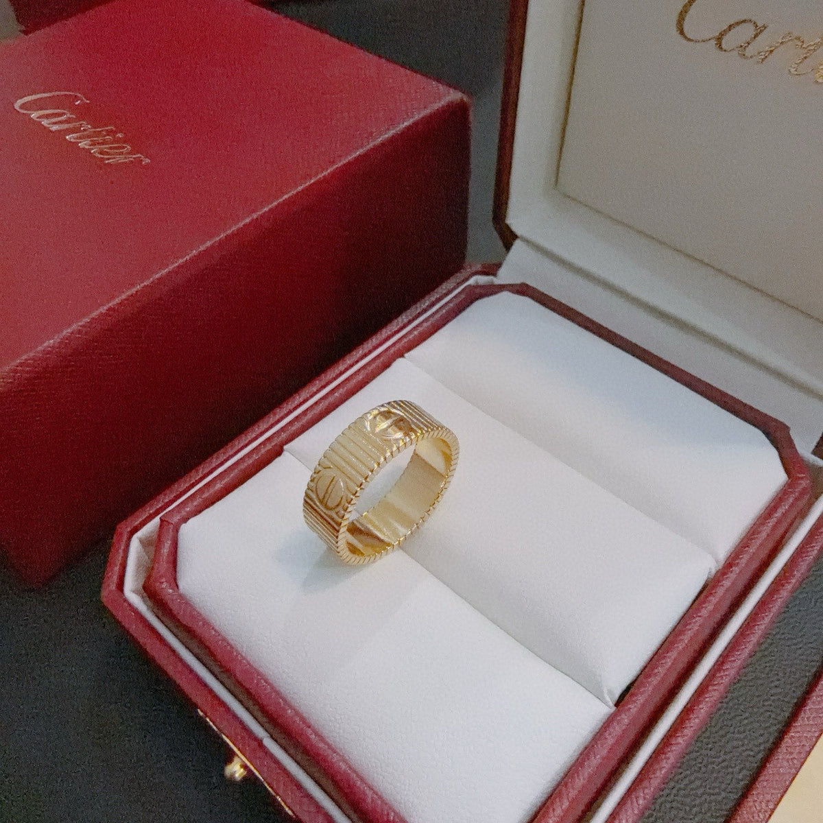 Martin Graham ring in polished metal-tone – side detail