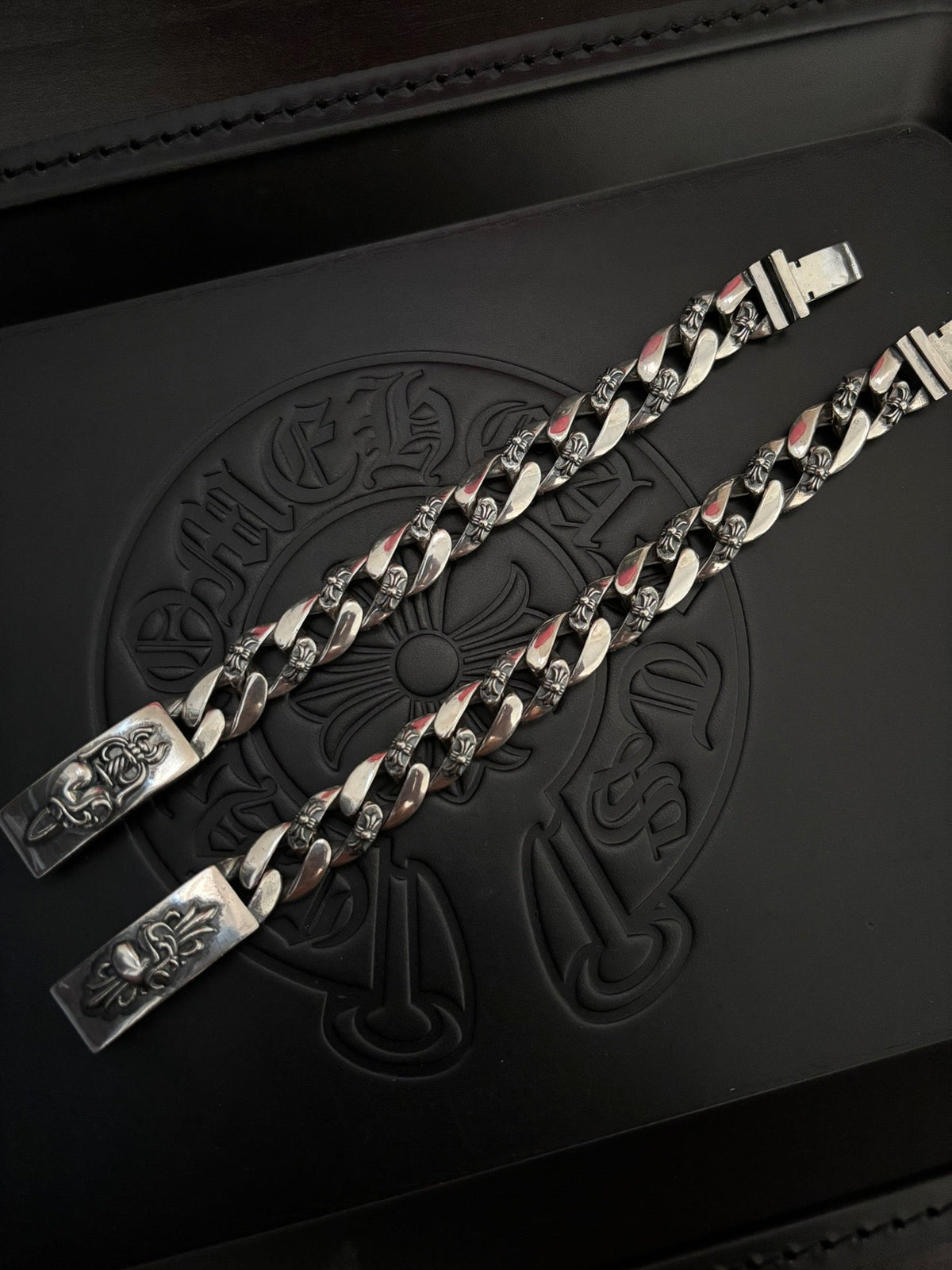 Martin Graham bracelet in polished metal-tone – side detail