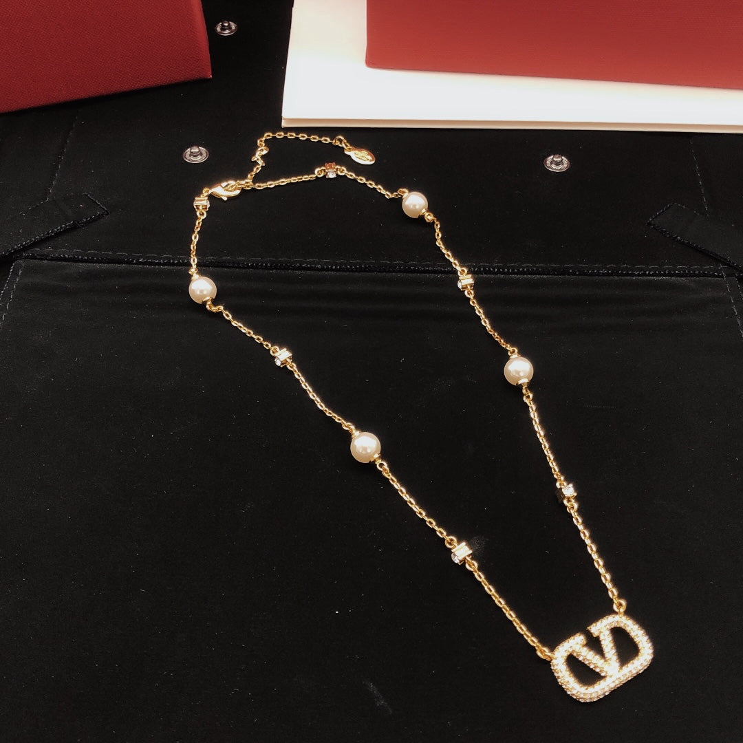 Martin Graham pendant necklace in polished metal-tone – side detail
