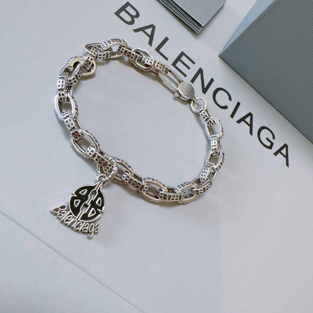 Martin Graham bracelet in polished metal-tone – close-up detail