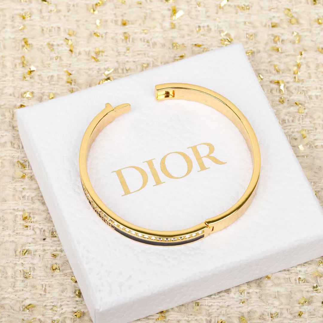 Martin Graham bracelet in polished metal-tone – close-up detail