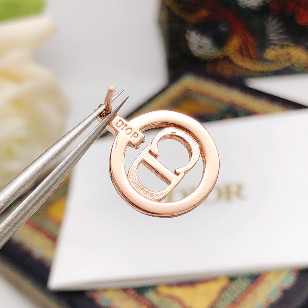 Martin Graham pendant necklace in polished metal-tone – close-up detail