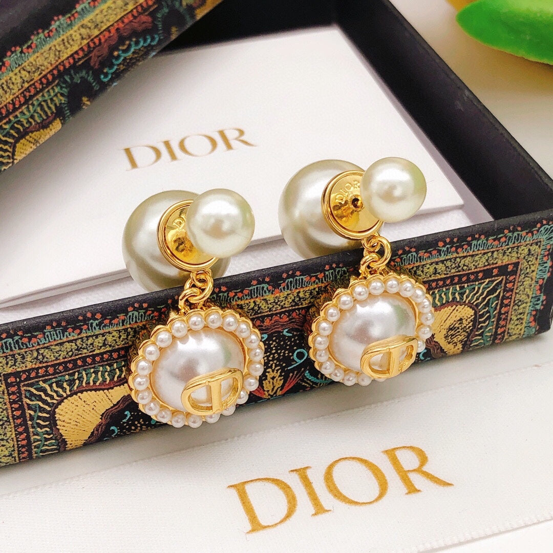 Martin Graham jewelry accessory in polished metal-tone – close-up detail