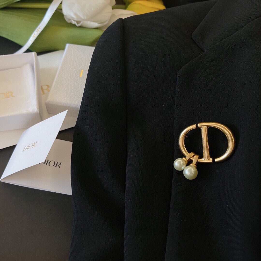 Martin Graham brooch in polished metal-tone – close-up detail