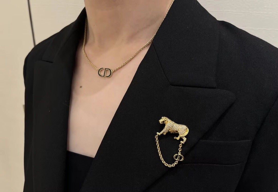 Martin Graham pendant necklace in polished metal-tone – close-up detail