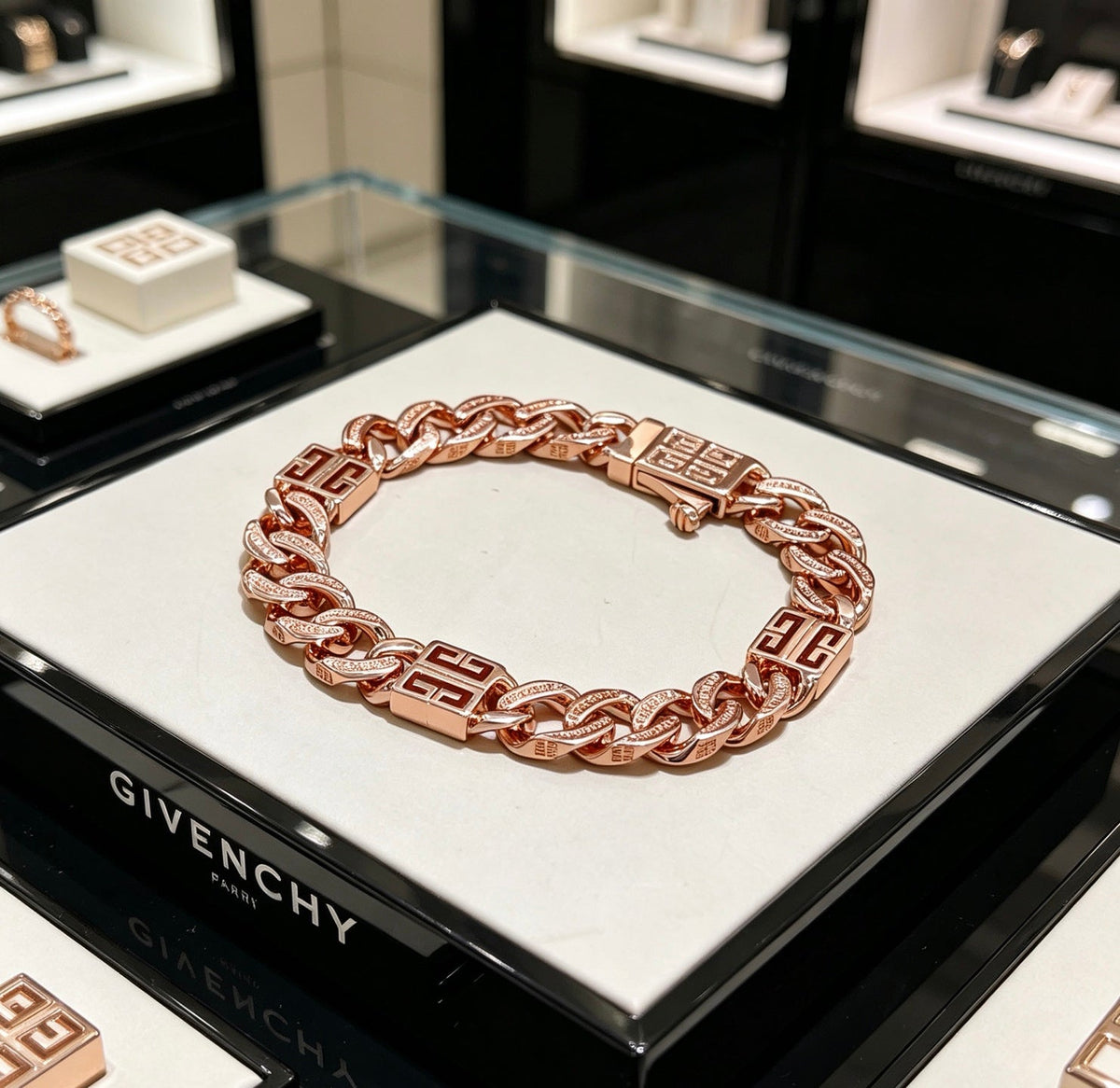 Martin Graham bracelet in polished metal-tone – detail view