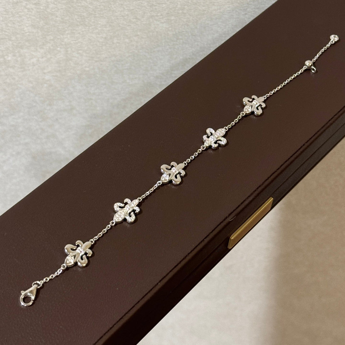 Martin Graham bracelet in polished metal-tone – detail view
