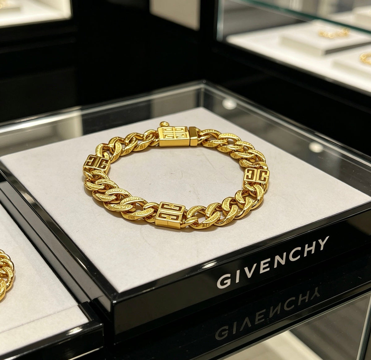 Martin Graham bracelet in polished metal-tone – detail view